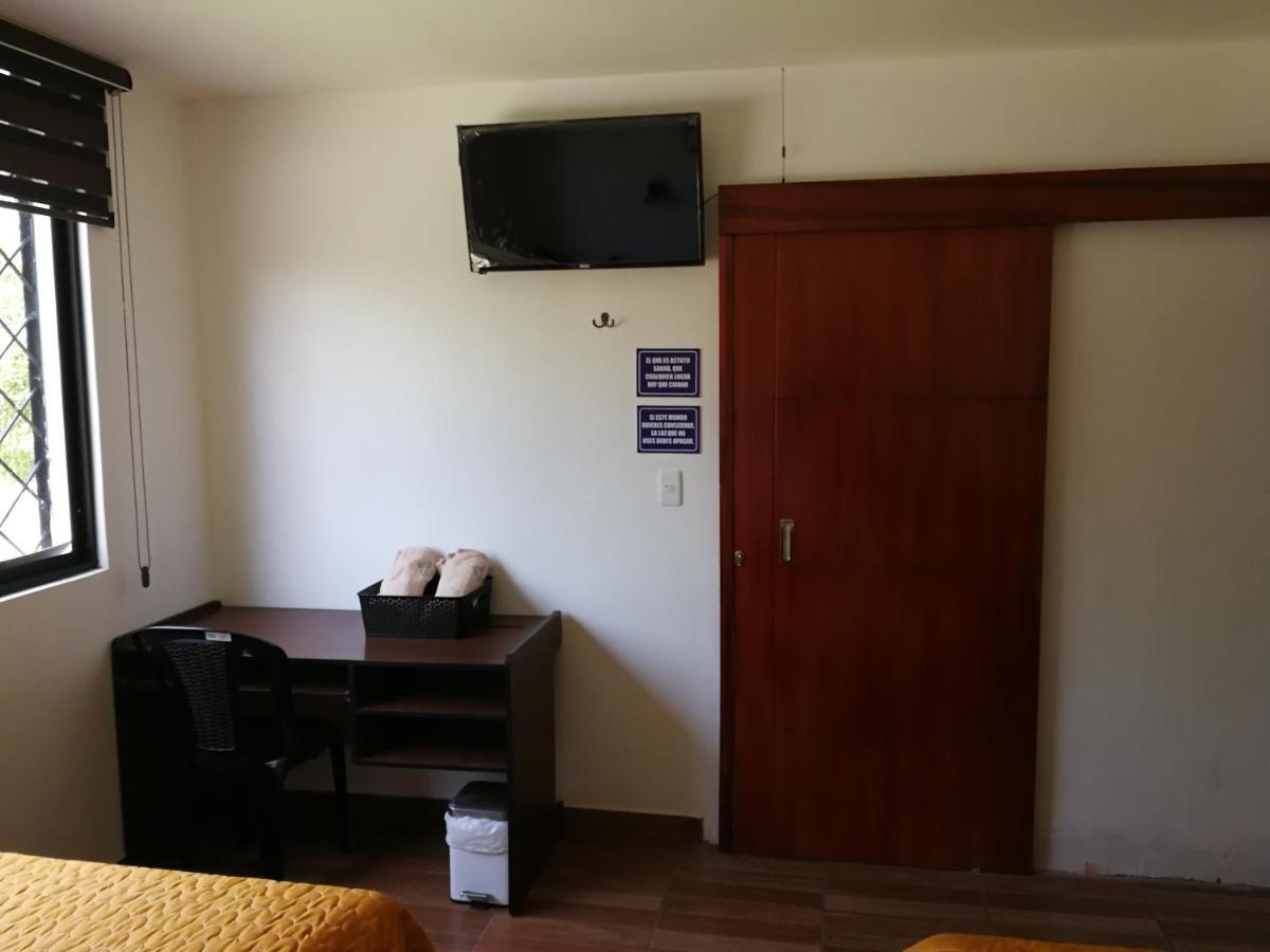Chapelet Hostal Tababela Eksteriør bilde